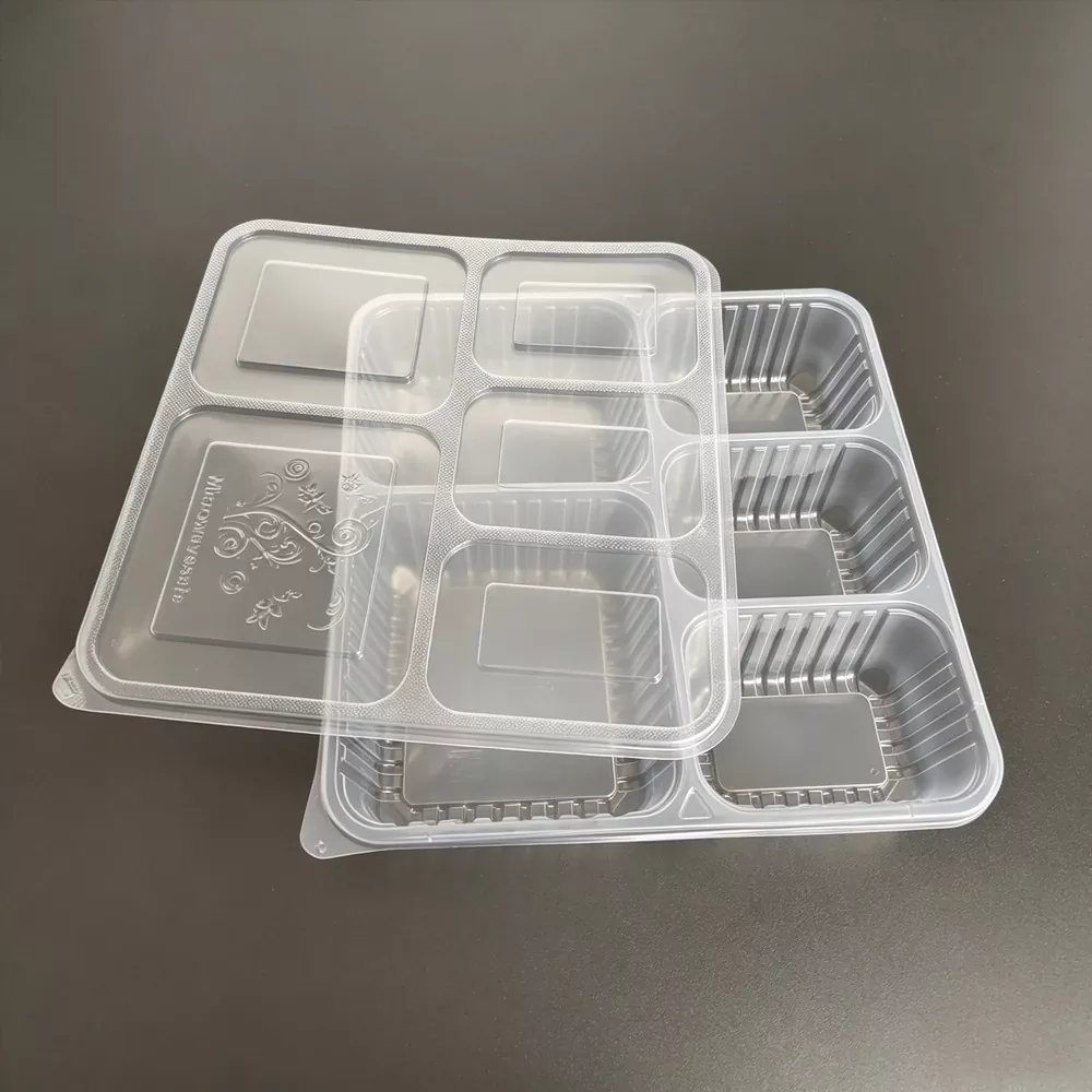 Opätovne použiteľný plastový box na obed s priehradkami